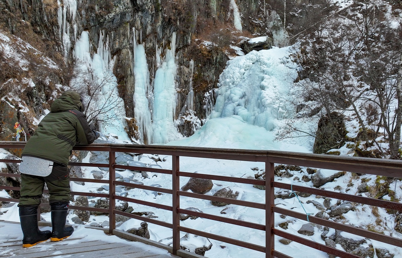 замерзший водопад в китае