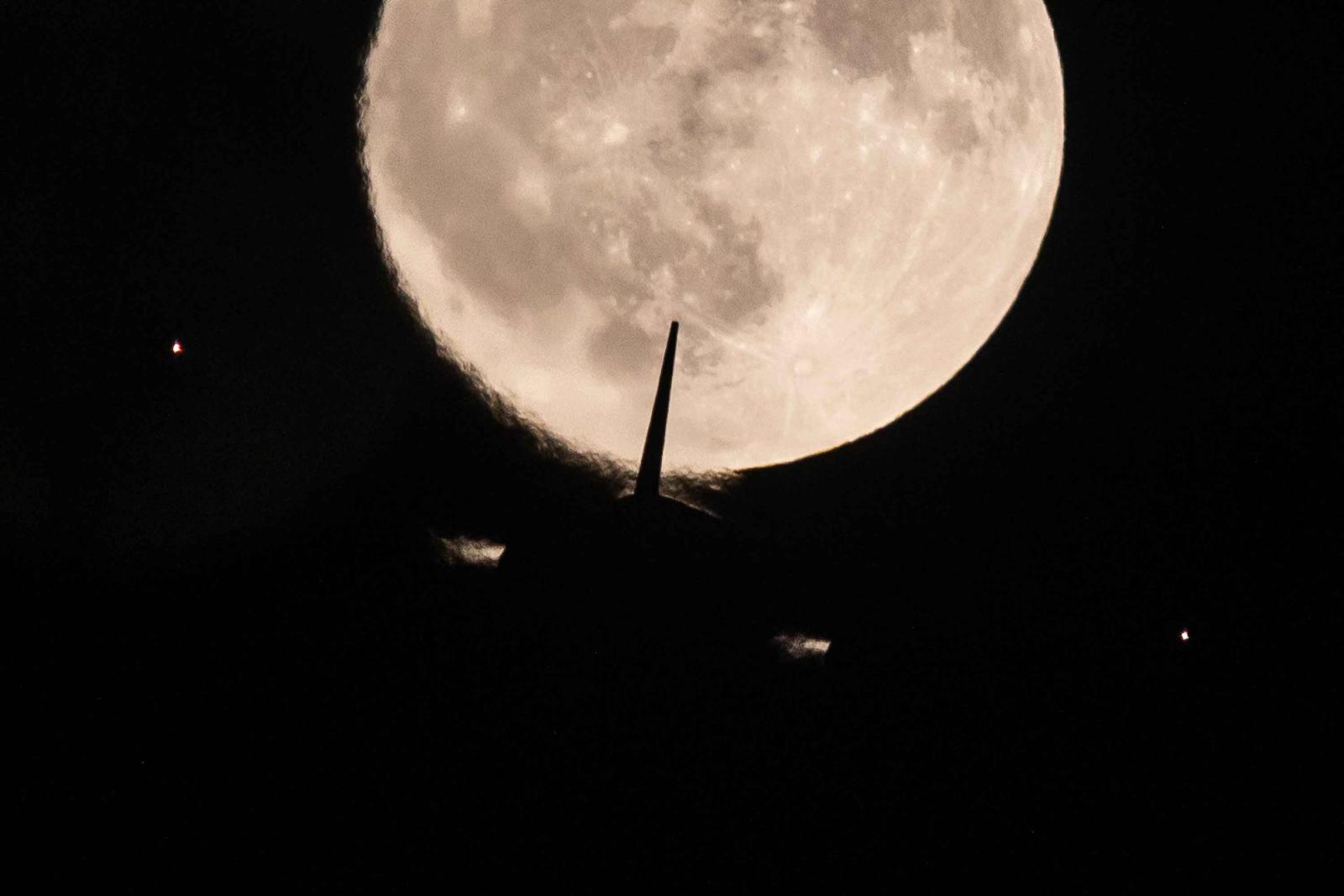 Сияла луна песня. Большая Луна. Фото Луны. Луна на небе. Большая Луна на небе.