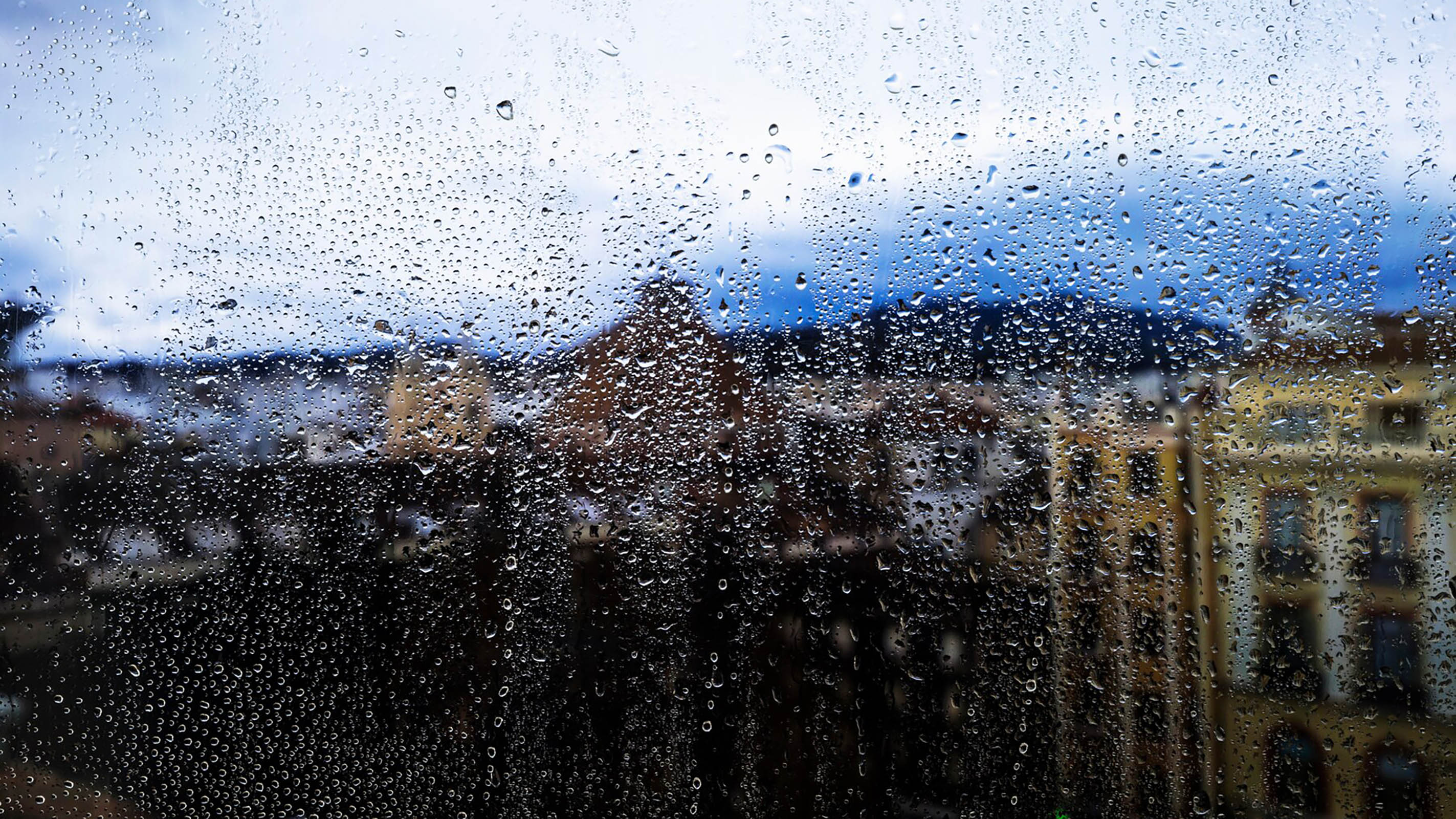 Ливень. Черапунджи самое влажное место на земле. Человек под дождем. Сильный дождь. Который сейчас дождь.